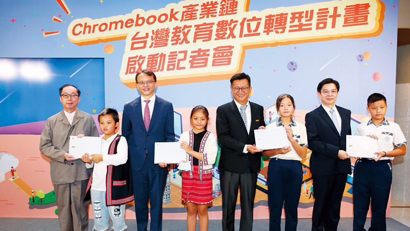 宏碁陳俊聖（左3）透露，目前Chromebook已占所有筆電出貨量3成，且需求延續到明年。該公司今年前8月營收已逆勢年增11%。